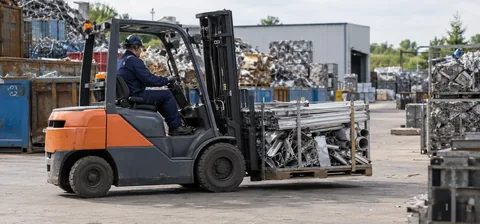Hurda yükünü güvenli biçimde taşıyan forklift