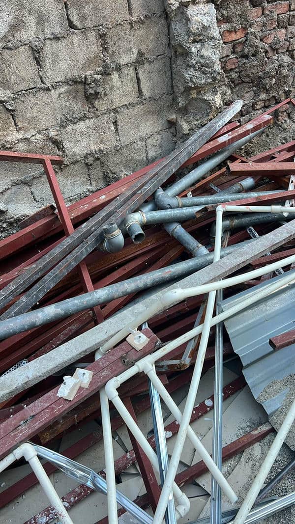 Farklı uzunluklarda metal boru ve profiller