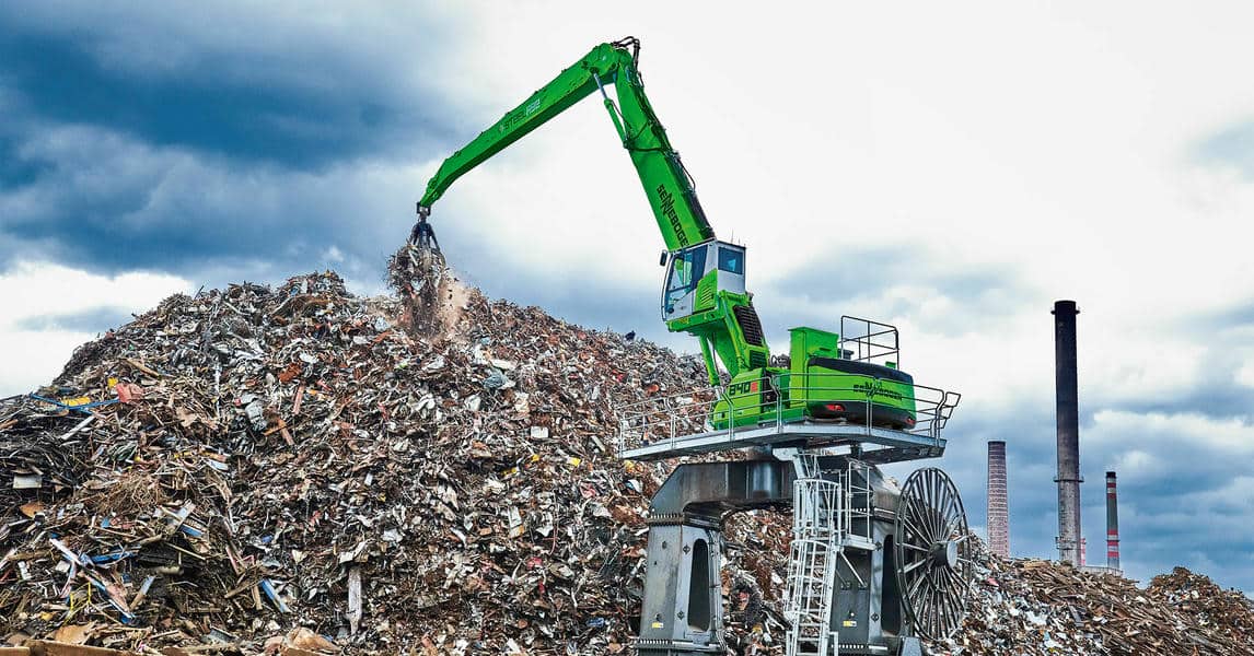 Açık alanda metal toplama çalışması