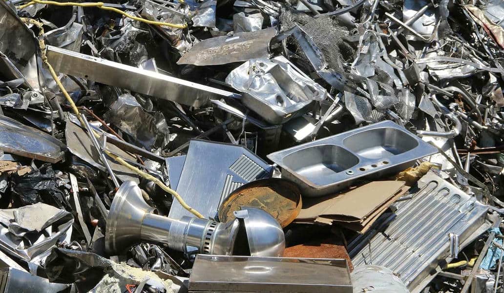 Ayrıştırma için hazırlanan parlak metal parçaları